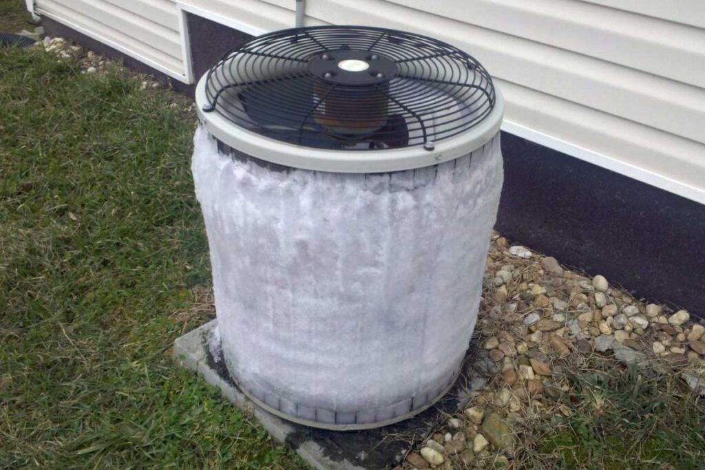 Air conditioning unit with a frozen condenser coil