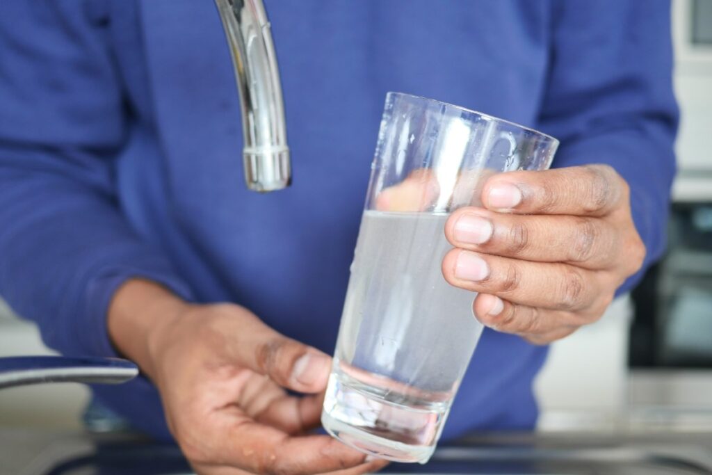 Image of water from a faucet collected in a glass, showing a basic way to check water quality visually.